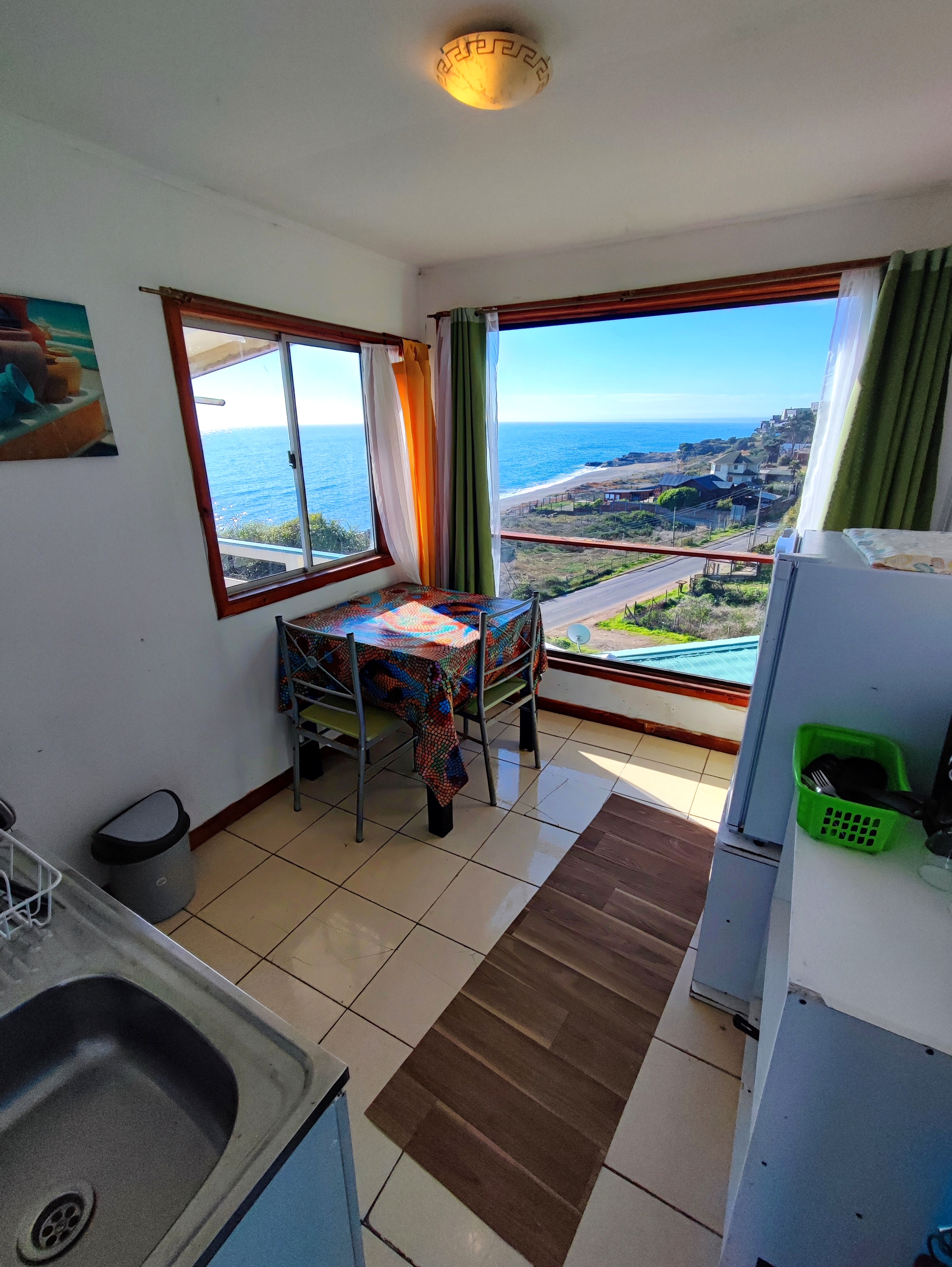 Sala de estar y cocina Cabaña Familiar 6 Pelluhue